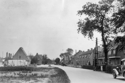 602449 Gezicht op de Provincialeweg te Bunnik met rechts de huizen nrs. 27 (geheel rechts)- lager.